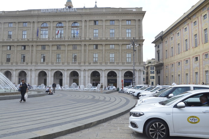 Cessa lo sciopero dei tassisti, lunedì l'incontro con la vice ministro Bellanova