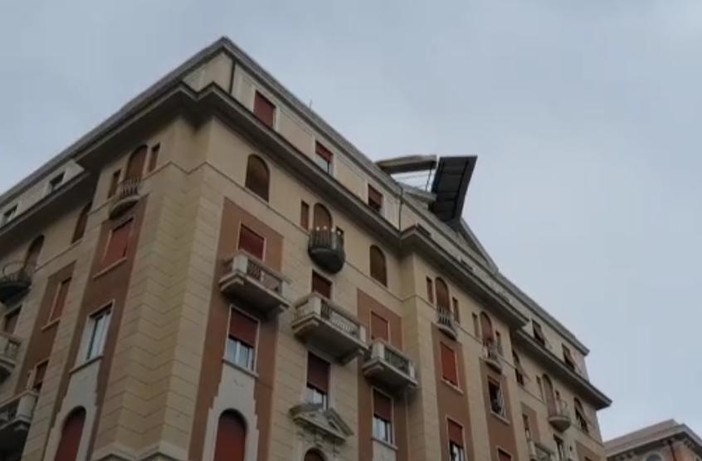 Tettoia divelta dal vento in via Cecchi: intervengono i vigili del fuoco (VIDEO)