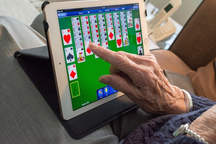Educare adulti over 65 al digitale, al via un progetto sperimentale per elevare le competenze Educare adulti over 65 al digitale, al via un progetto sperimentale per elevare le competenze