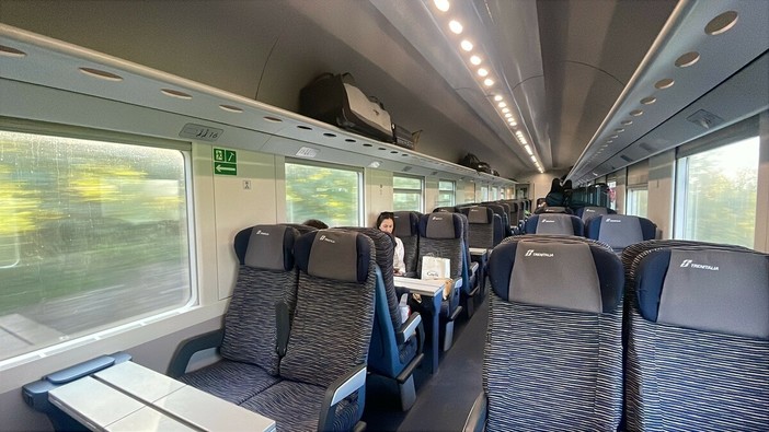 Treni tratta Genova–Milano, un lettore: "Convogli treni “pieni” ma in realtà semivuoti, ma una volta a bordo, capita frequentemente di trovare numerosi posti liberi" Treni tratta Genova–Milano, un lettore: "Convogli treni “pieni” ma in realtà semivuoti, ma una volta a bordo, capita frequentemente di trovare numerosi posti liberi"