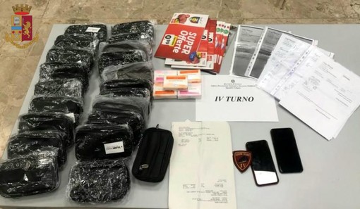 Vende un Iphone ma all’interno della scatola ci sono saponette. Denunciato Vende un Iphone ma all’interno della scatola ci sono saponette. Denunciato