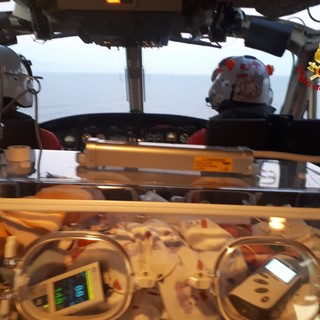 Trasferimento in elicottero di tre neonati da Imperia all'ospedale Gaslini di Genova