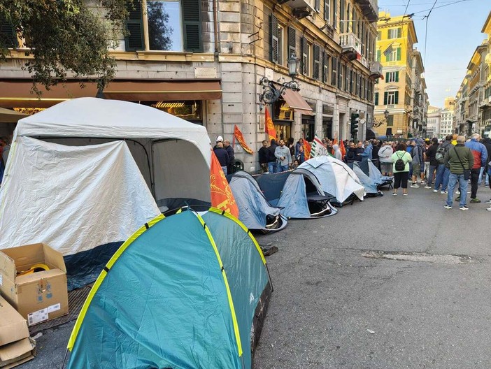Ex Ilva, terzo giorno di sciopero davanti alla Prefettura: “La pazienza è finita”. Corteo verso Brignole Ex Ilva, terzo giorno di sciopero davanti alla Prefettura: “La pazienza è finita”. Corteo verso Brignole