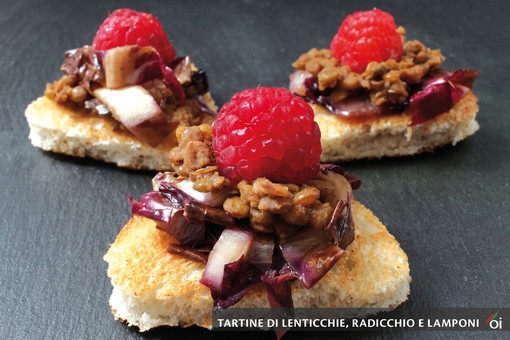 I mercoledì Veg di Ortofruit: oggi prepariamo le tartine di lenticchie, radicchio e lamponi