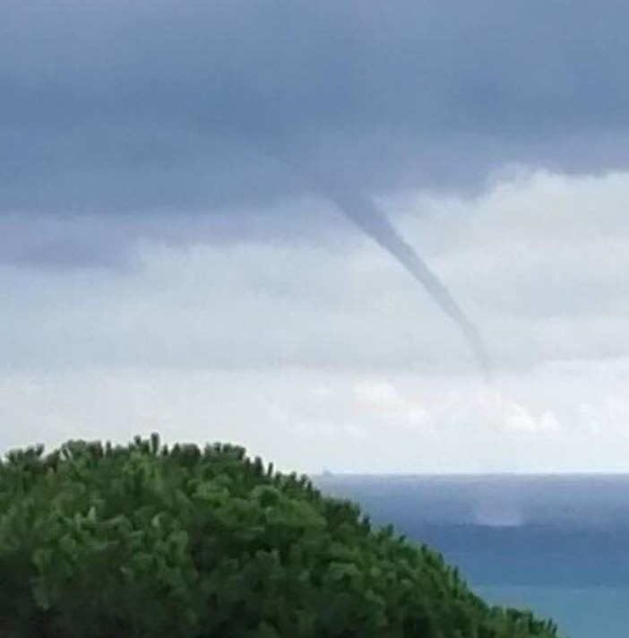 Tromba marina al largo di Varazze: è "l'annuncio" di un peggioramento meteo? Tromba marina al largo di Varazze: è "l'annuncio" di un peggioramento meteo?