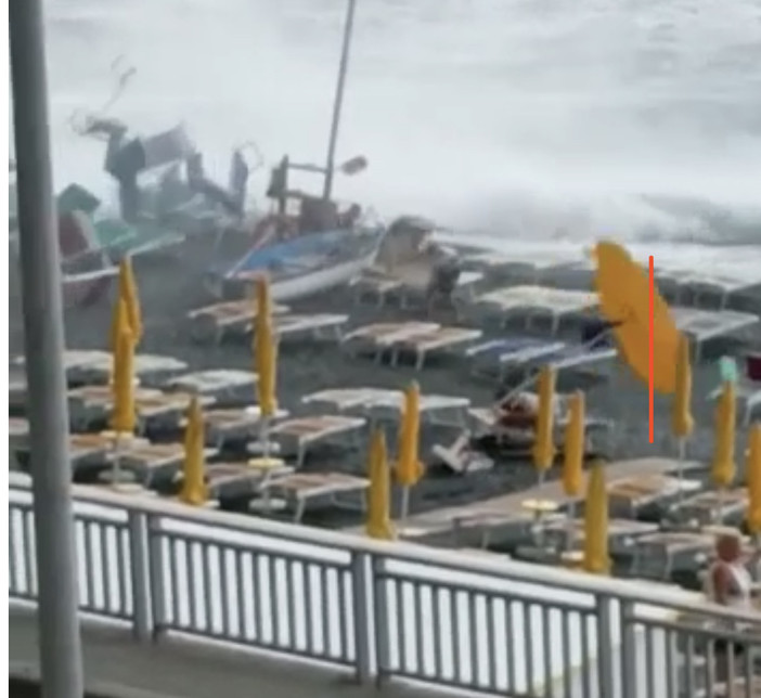 Tromba d'aria si abbatte sulla costa di Vesima (Video)