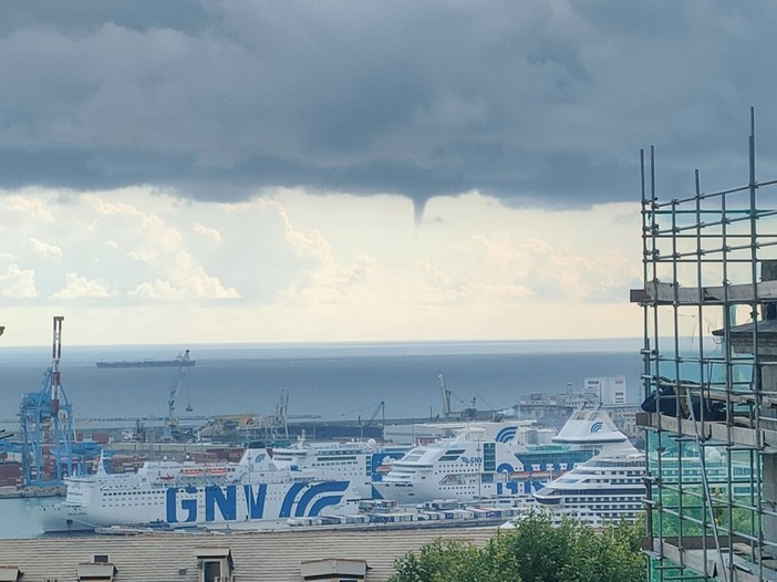 Piccola tromba marina davanti a Genova