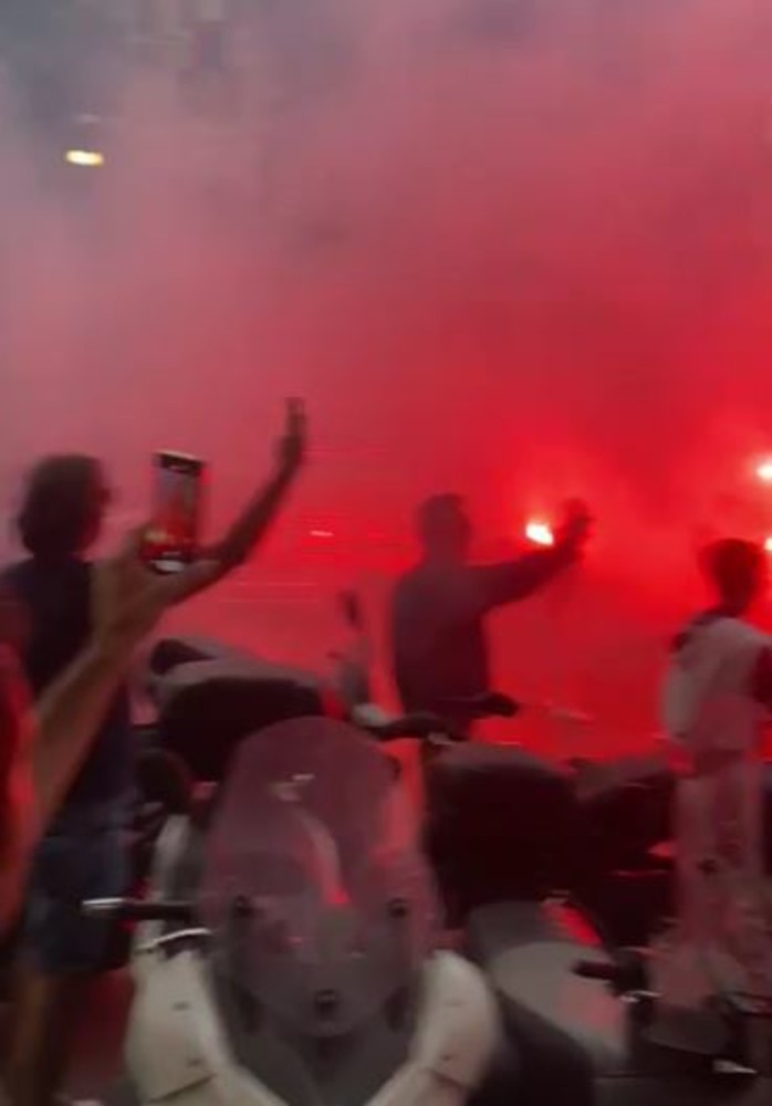 Cori, fumogeni e fuochi d'artificio. La festa dei tifosi genoani per la retrocessione della Sampdoria (video) Cori, fumogeni e fuochi d'artificio. La festa dei tifosi genoani per la retrocessione della Sampdoria (video)