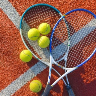 Molesta le allieve dopo le lezioni, ai domiciliari un maestro di tennis