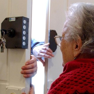 Anziana truffata da un finto carabiniere: recuperati oltre 2 kg di oro e preziosi per un valore di oltre 100mila euro Anziana truffata da un finto carabiniere: recuperati oltre 2 kg di oro e preziosi per un valore di oltre 100mila euro