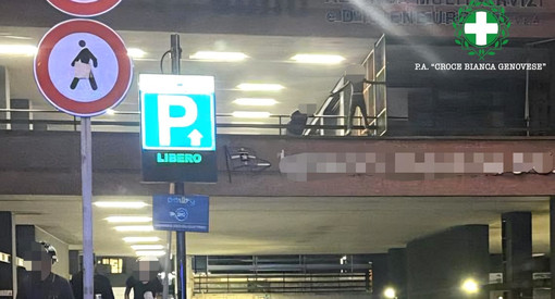 Via D’Annunzio, tenta di gettarsi dal palazzo sopra il tunnel: salvato un 54enne