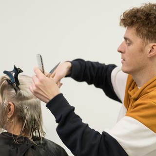 Taglio di capelli solidale per chi è in difficoltà: l’associazione 'Quelli del bus' approda a Cornigliano