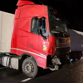 Tir perde gasolio e blocca la A10 nella notte, carreggiata chiusa tra Varazze e Arenzano