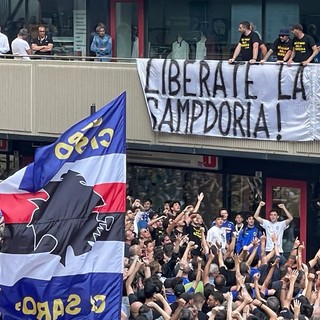 Tifosi a Corte Lambruschini sotto la sede blucerchiata: &quot;Liberate la Sampdoria&quot; (Video)