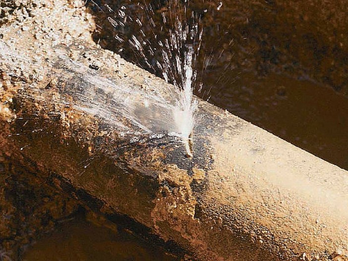 Si rompe un tubo dell’acqua in corso Perrone, rubinetti a secco a Coronata