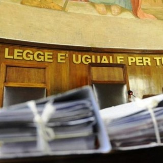 Cade dalle scale e muore dopo una lite con il fidanzato: il giudice dispone altre indagini sulla dinamica Cade dalle scale e muore dopo una lite con il fidanzato: il giudice dispone altre indagini sulla dinamica