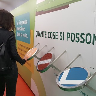 Arriva a Genova la carrozza della gomma riciclata di Ecopneus a bordo del TrenoVerde