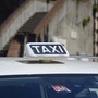 Follia in taxi: rifiuta di pagare la corsa e sfonda il parabrezza a pugni