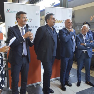 Taglio del nastro per un nuovo treno Jazz alla stazione Principe (VIDEO)