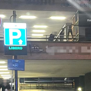 Via D’Annunzio, tenta di gettarsi dal palazzo sopra il tunnel: salvato un 54enne