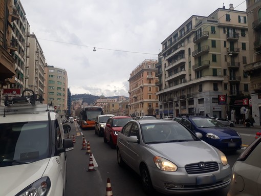 Guasto al semaforo, traffico in tilt tra corso Sardegna e via Giacometti