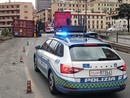 Tir perde il controllo e si ribalta sulla rampa di accesso alla sopraelevata, traffico intenso in direzione ponente