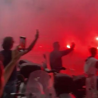 Cori, fumogeni e fuochi d'artificio. La festa dei tifosi genoani per la retrocessione della Sampdoria (video)