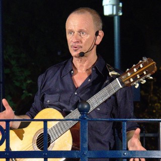 Spettacolo in Viadelcampo29rosso, con l'umorismo e la musica di Carlo Denei