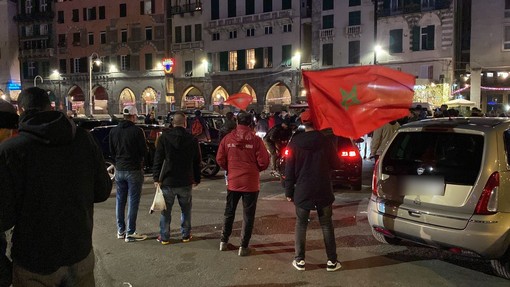Caroselli, cori e petardi, la comunità marocchina a Genova festeggia la vittoria sulla Spagna ai Mondiali (Video)