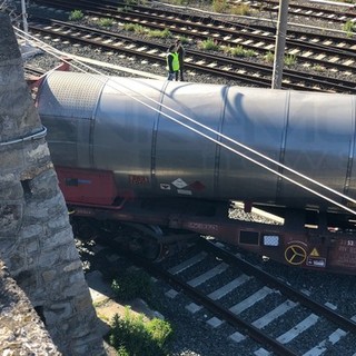 Ferrocisterna deraglia a Ventimiglia, interverrà una gru: traffico ferroviario ripristinato (VIDEO)