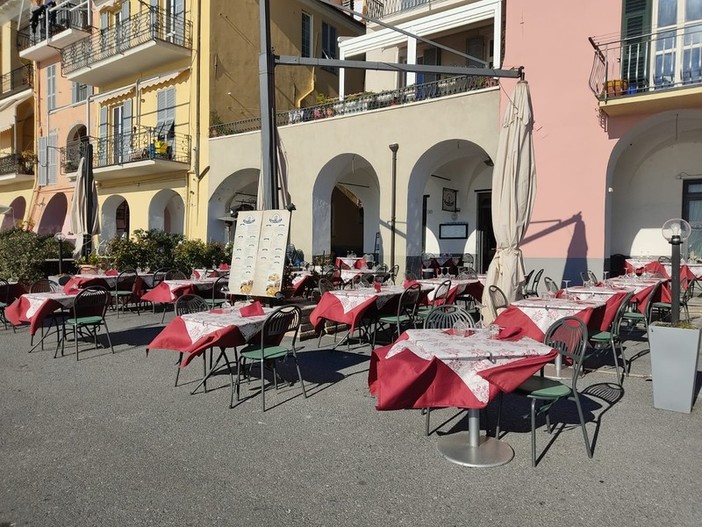 Puntualizzazioni del ministero della Sanità: al ristorante si potrà mangiare solo in quattro Puntualizzazioni del ministero della Sanità: al ristorante si potrà mangiare solo in quattro