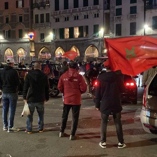 Caroselli, cori e petardi, la comunità marocchina a Genova festeggia la vittoria sulla Spagna ai Mondiali (Video)