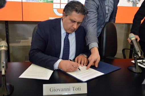 Nuovo governo, Toti: "Il veto 5 Stelle su Berlusconi è inaccettabile"