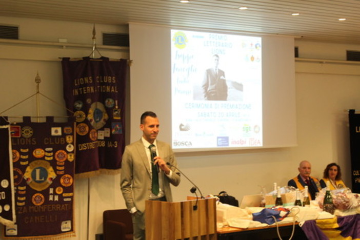 Tommaso Munari Vincitore della prima sezione con la prefazione ad una raccolta di scritti di Italo Calvino Tommaso Munari Vincitore della prima sezione con la prefazione ad una raccolta di scritti di Italo Calvino