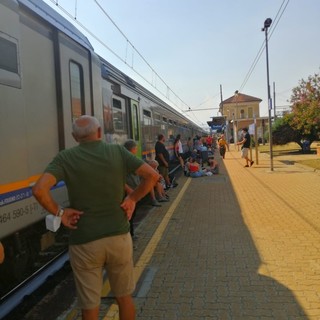 Incendio lungo la ferrovia a Trofarello blocca tutti i treni per la Liguria: convogli fermi per ore sotto il sole Incendio lungo la ferrovia a Trofarello blocca tutti i treni per la Liguria: convogli fermi per ore sotto il sole