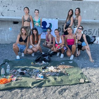 Tiktoker puliscono la spiaggia di Vernazzola, l'iniziativa di Worldrise Onlus (Foto)
