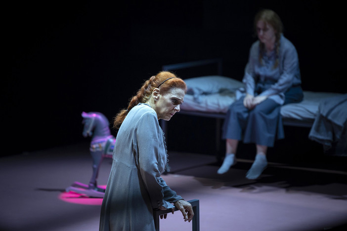 Troiane di Euripide con Elisabetta Pozzi e la regia di Andrea Chiodi in scena al Teatro Duse dal 23 al 27 febbraio