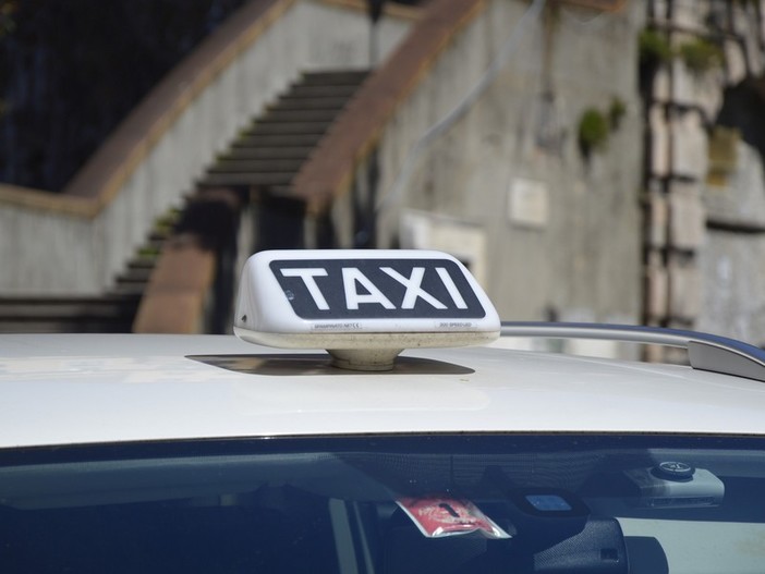 Giornata nazionale contro la violenza alle donne: fiocco rosso sui taxi