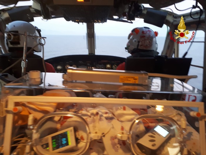 Trasferimento in elicottero di tre neonati da Imperia all'ospedale Gaslini di Genova
