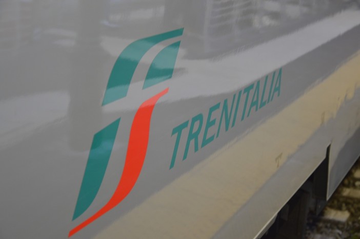 Genova Brignole, treno regionale diretto a La Spezia sovraffollato: stop al convoglio per 20 minuti