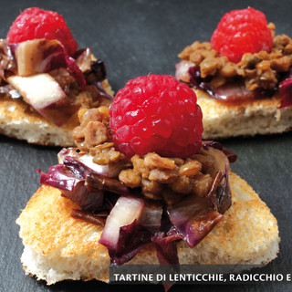 I mercoledì Veg di Ortofruit: oggi prepariamo le tartine di lenticchie, radicchio e lamponi