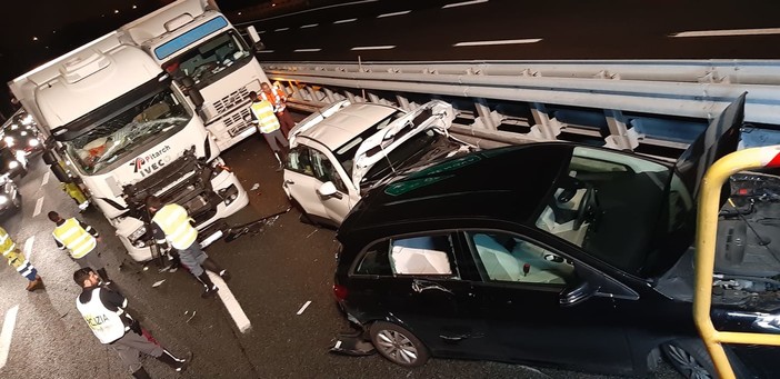 Maxitamponamento sulla A10 poco lontano dal casello di Savona Maxitamponamento sulla A10 poco lontano dal casello di Savona