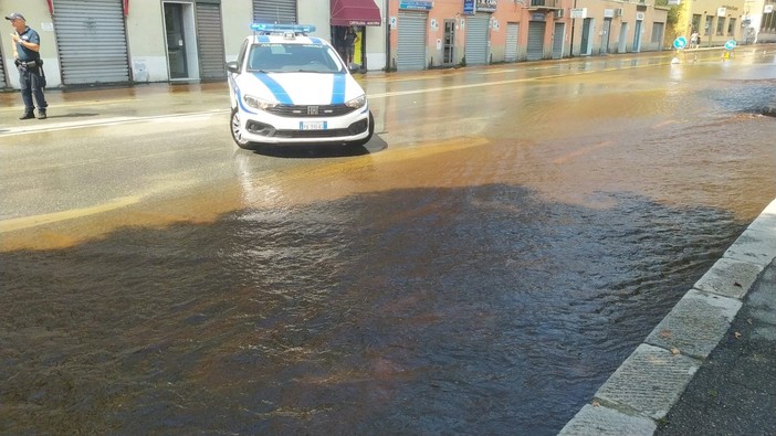 Tubo rotto in Valbisagno: tra stasera e domani il ripristino della fornitura idrica. Domani sopralluogo della sindaca Salis