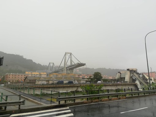 Tragedia a Genova, Rixi: "Un ponte non crolla né per un fulmine, né per un temporale" Tragedia a Genova, Rixi: "Un ponte non crolla né per un fulmine, né per un temporale"