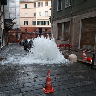 Esplode tubatura, via Bellucci allagata, cascate fino in piazza della Nunziata (video)