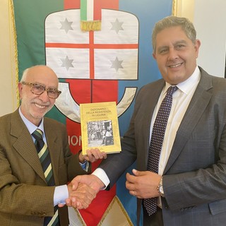 Toti: "Felice di ricevere il dizionario della Resistenza in Liguria"