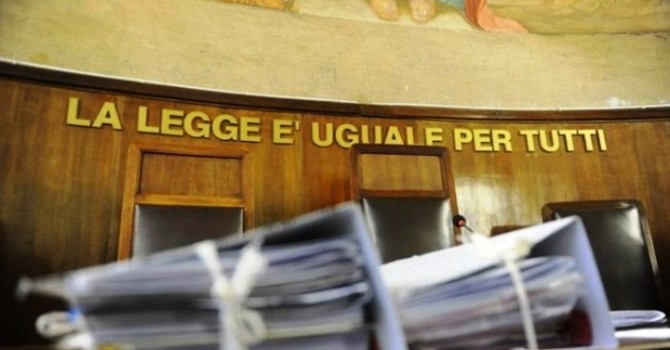 Cade dalle scale e muore dopo una lite con il fidanzato: il giudice dispone altre indagini sulla dinamica