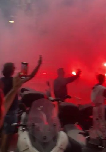 Cori, fumogeni e fuochi d'artificio. La festa dei tifosi genoani per la retrocessione della Sampdoria (video) Cori, fumogeni e fuochi d'artificio. La festa dei tifosi genoani per la retrocessione della Sampdoria (video)