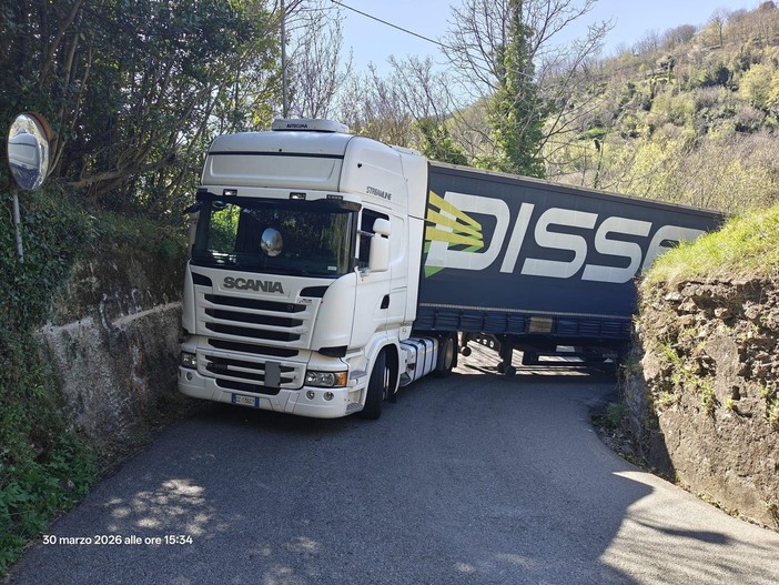Serra Riccò, autotreno bloccato sulla carreggiata: chiusa al traffico via Vallaregia