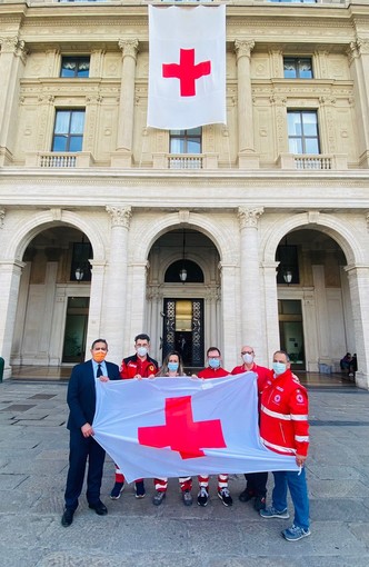 Giornata Mondiale della Croce Rossa, esposta la bandiera sul palazzo di Regione Liguria, Toti: "Giornata simbolo di altruismo, dedizione e aiuto"
